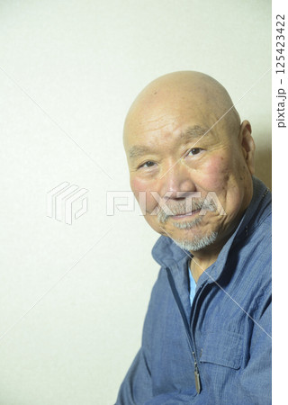 笑顔で感情表現をする老人 笑顔で感情表現をする老人 125423422