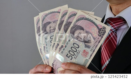 日本の新五千円札を持つビジネスマン 125423452