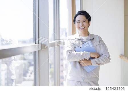 作業着を着ている男性のポートレート 125423503