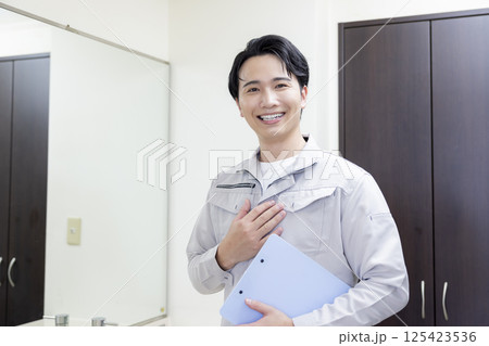住宅営業 洗面所の点検をする男性 住宅営業 洗面所の点検をする男性 125423536