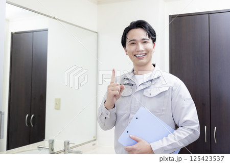 住宅営業 洗面所の点検をする男性 住宅営業 洗面所の点検をする男性 125423537