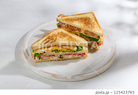 club sandwich on white table 125423765