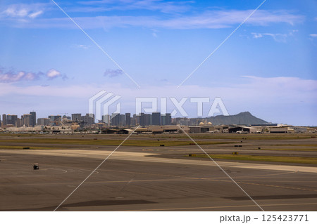 ハワイの休日 ホノルル国際空港から望むホノルル市街とダイヤモンドヘッド ハワイの休日 ホノルル国際空港から望むホノルル市街とダイヤモンドヘッド 125423771