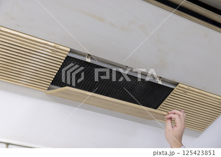 汚い業務用エアコンのフィルター 125423851