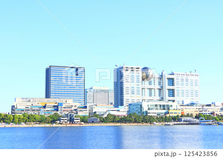 東京都港区台場、フジテレビ本社ビルとお台場の風景 125423856