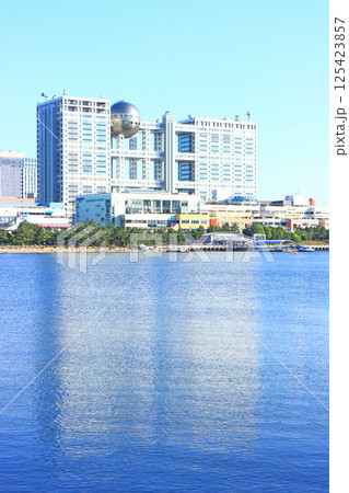 東京都港区台場、フジテレビ本社ビルとお台場の風景 125423857