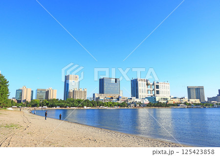 東京都港区台場、フジテレビ本社ビルとお台場の風景 125423858