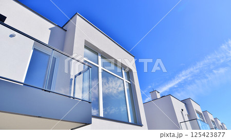 Terraced family homes in newly developed housing estate. The real estate market in the suburbs. New single family houses in a new development area. Residential homes with modern facade. Terraced family homes in newly developed housing estate. The real estate market in the suburbs. New single family houses in a new development area. Residential homes with modern facade. 125423877