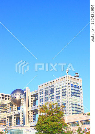 東京都港区台場、フジテレビ本社ビルとお台場の風景 125423904