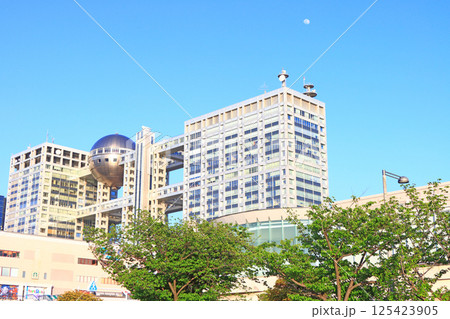 東京都港区台場、フジテレビ本社ビルとお台場の風景 125423905