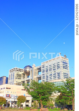 東京都港区台場、フジテレビ本社ビルとお台場の風景 125423906