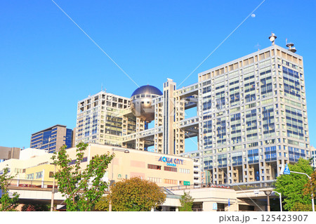 東京都港区台場、フジテレビ本社ビルとお台場の風景 東京都港区台場、フジテレビ本社ビルとお台場の風景 125423907