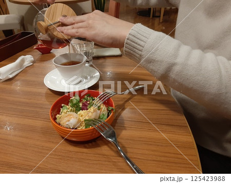 お茶　急須を持つ手元　手　 125423988