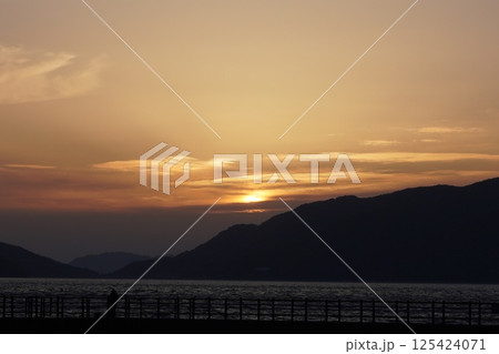 海夕焼け　海辺で夕焼けを眺めて 125424071