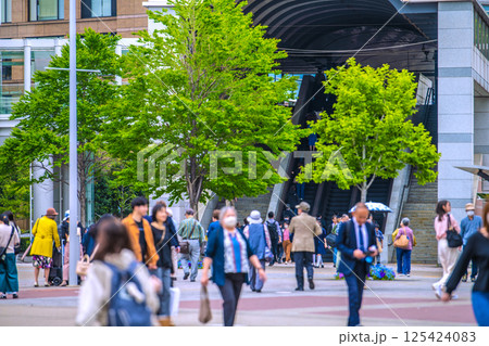 日本の東京都市景観 蒸し暑い…桜木町駅前…。なぜ、マ姿の高齢者らが増加…＝4月24日 125424083