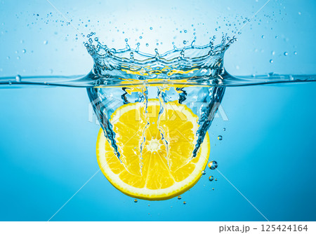 水の中にレモンの輪切りを勢いよく落とした写真 水の中にレモンの輪切りを勢いよく落とした写真 125424164
