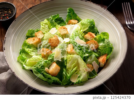 ドレッシングをかける前のシーザーサラダ 125424370