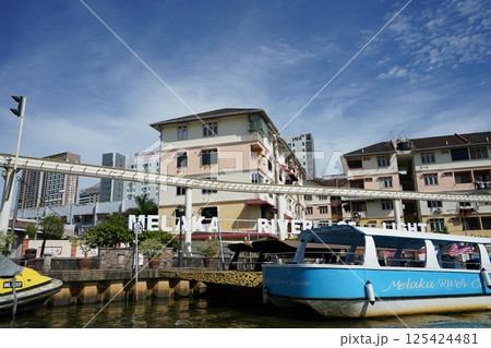 マレーシアにある世界遺産の町マラッカ（Melaka）のマラッカ川とリバークルーズからの景色 125424481