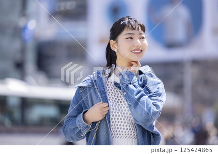 ストリートスナップ　若い女性のポートレート　 125424865