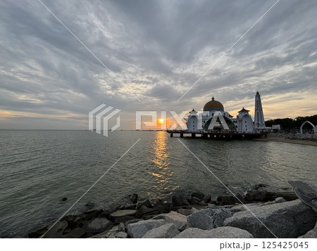 マレーシアにある世界遺産の町マラッカ(Melaka)のマラッカ海峡モスクと夕日 マレーシアにある世界遺産の町マラッカ(Melaka)のマラッカ海峡モスクと夕日 125425045