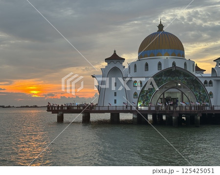 マレーシアにある世界遺産の町マラッカ(Melaka)のマラッカ海峡モスクと夕日 マレーシアにある世界遺産の町マラッカ(Melaka)のマラッカ海峡モスクと夕日 125425051