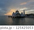 マレーシアにある世界遺産の町マラッカ（Melaka）のマラッカ海峡モスクと夕日 125425053