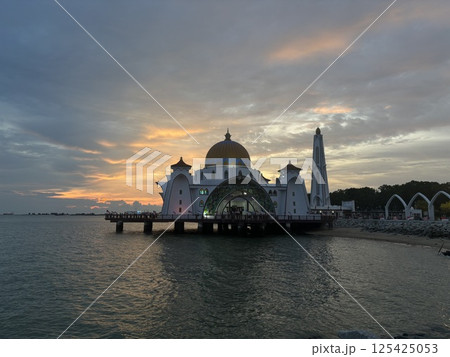 マレーシアにある世界遺産の町マラッカ(Melaka)のマラッカ海峡モスクと夕日 マレーシアにある世界遺産の町マラッカ(Melaka)のマラッカ海峡モスクと夕日 125425053