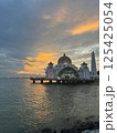 マレーシアにある世界遺産の町マラッカ（Melaka）のマラッカ海峡モスクと夕日 125425054