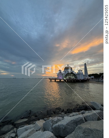 マレーシアにある世界遺産の町マラッカ（Melaka）のマラッカ海峡モスクと夕日 125425055