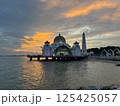 マレーシアにある世界遺産の町マラッカ（Melaka）のマラッカ海峡モスクと夕日 125425057