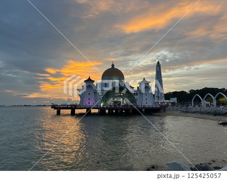 マレーシアにある世界遺産の町マラッカ（Melaka）のマラッカ海峡モスクと夕日 125425057