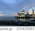 マレーシアの世界遺産の町マラッカ（Melaka）にある日没後のマラッカ海峡モスクのライトアップ 125425063