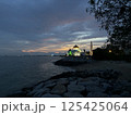 マレーシアの世界遺産の町マラッカ（Melaka）にある日没後のマラッカ海峡モスクのライトアップ 125425064