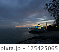 マレーシアの世界遺産の町マラッカ（Melaka）にある日没後のマラッカ海峡モスクのライトアップ 125425065