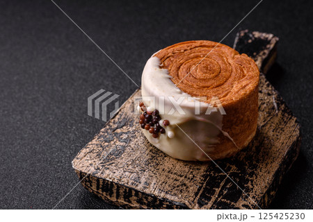 Round sweet New York roll croissant with pistachio cream filling 125425230