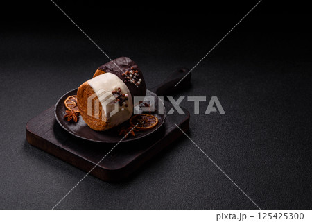 Round sweet New York roll croissant with chocolate cream filling 125425300