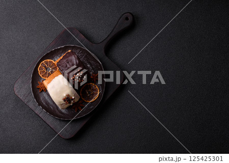 Round sweet New York roll croissant with chocolate cream filling 125425301