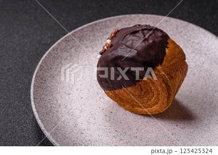 Round sweet New York roll croissant with chocolate cream filling 125425324