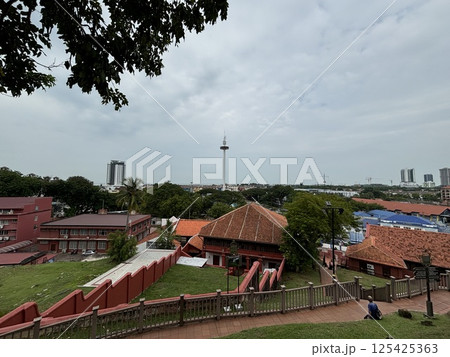 マレーシアにある世界遺産の町マラッカ（Melaka）のセントポールの丘から見えるマラッカタワー 125425363