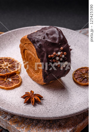 Round sweet New York roll croissant with chocolate cream filling Round sweet New York roll croissant with chocolate cream filling 125425390