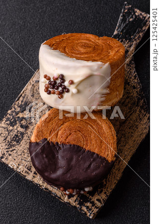 Round sweet New York roll croissant with chocolate cream filling Round sweet New York roll croissant with chocolate cream filling 125425401