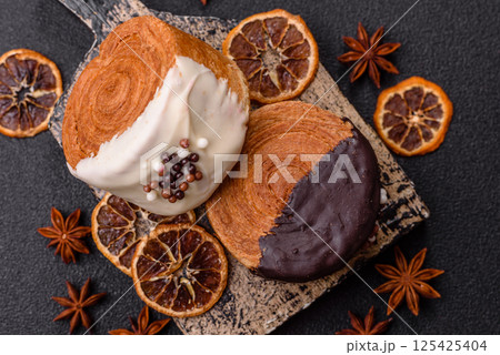 Round sweet New York roll croissant with chocolate cream filling 125425404