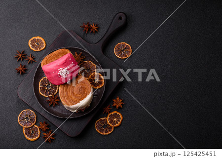 Round sweet New York roll croissant with several flavors cream filling Round sweet New York roll croissant with several flavors cream filling 125425451