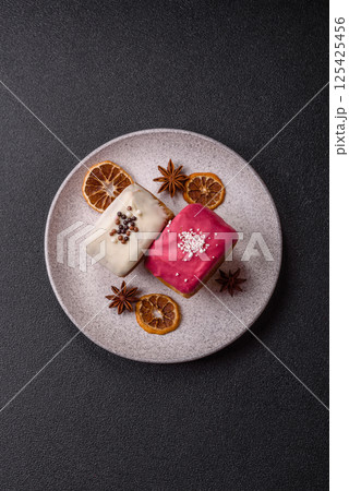 Round sweet New York roll croissant with several flavors cream filling 125425456