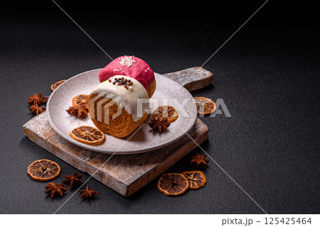 Round sweet New York roll croissant with several flavors cream filling 125425464