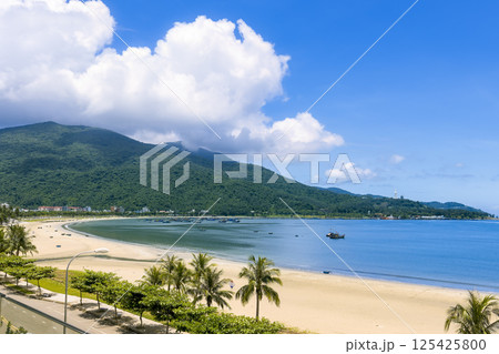 ベトナム・ダナン ミーケービーチとソンチャ山の景観 / Da Nang, VIetnam 125425800