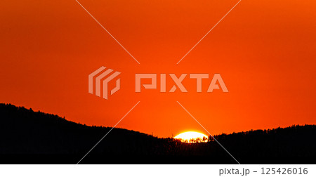 澄んだ春の地平線に沈む真っ赤な夕陽 澄んだ春の地平線に沈む真っ赤な夕陽 125426016