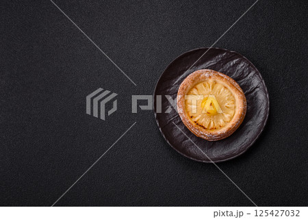 Sweet round tart with pineapple Sweet round tart with pineapple 125427032