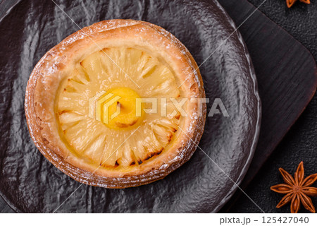 Sweet round tart with pineapple 125427040