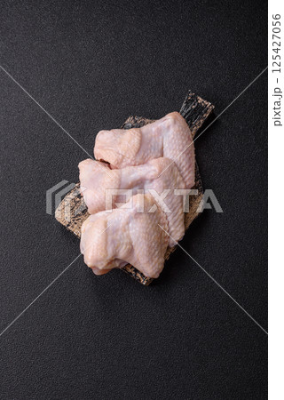 Raw chicken wings with salt, spices and herbs 125427056